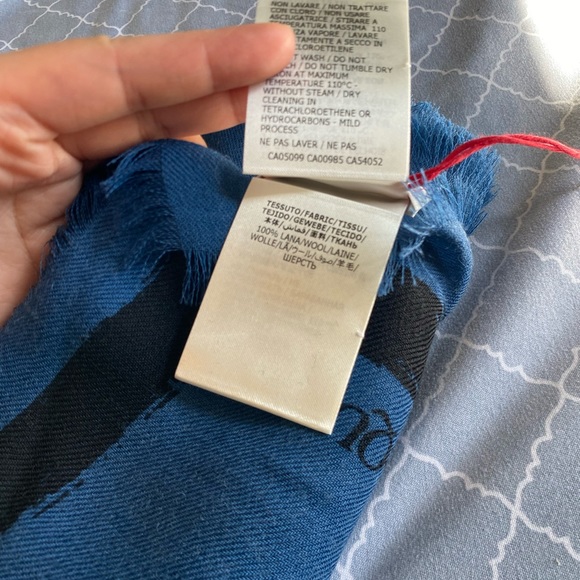 ALEXANDER MCQUEEN 100% Wool Blue Graffiti Scarf - Picture 6 of 11